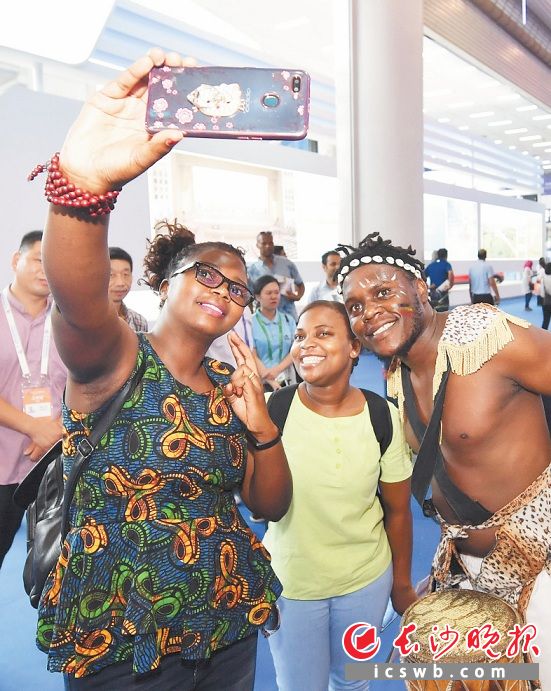 　　与会观众与参加表演的舞蹈演员开心自拍。