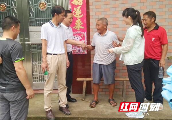 永州市中医院“七一”前夕走访慰问贫困户和困难老党员