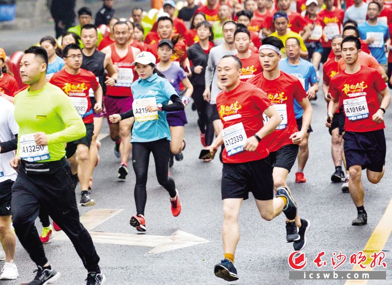 　　4月21日举行的湘江马拉松赛，拉开了2019长沙市全民健身节的序幕。 长沙晚报全媒体记者 邹麟 摄