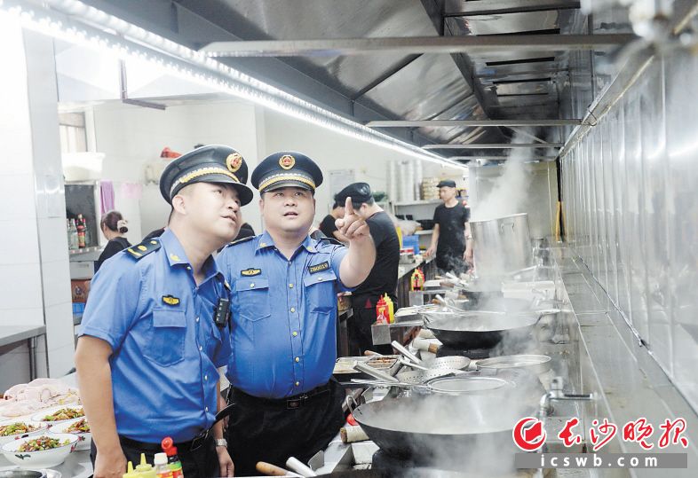 今年来,金盆岭街道聚焦大气污染防控的重点领域、重点时段、重点区域开展攻坚战。图为街道城管执法队员对辖区餐饮门店油烟净化器管道清洗情况进行检查。石祯专 摄