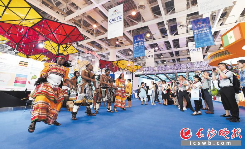 　　乌干达展馆前，极具当地特色的舞蹈热情洋溢，引得过往观众纷纷驻足拍照。