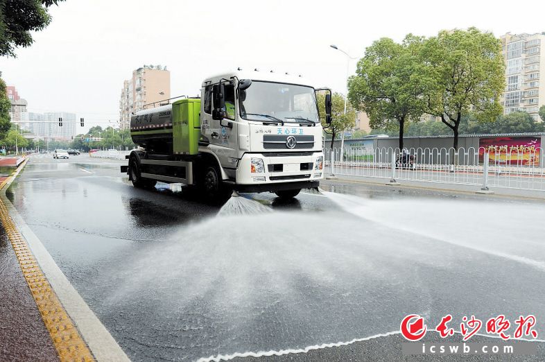 我省首台新能源电动清洗车在天心区投入使用。 石祯专 摄