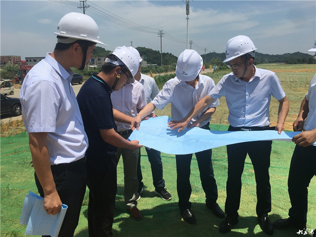 施工建设单位在益阳高铁南站站前广场勘察。