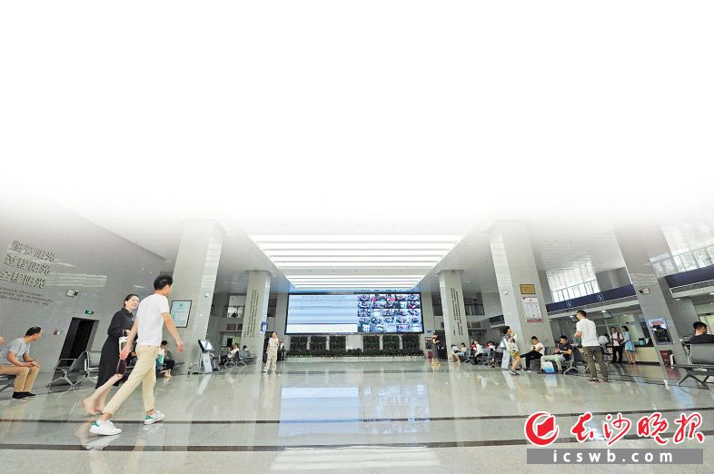 目前，长沙公共资源交易中心已形成了公开、透明、规范、高效的公共资源“阳光交易模式”。 长沙晚报全媒体记者 王志伟 摄