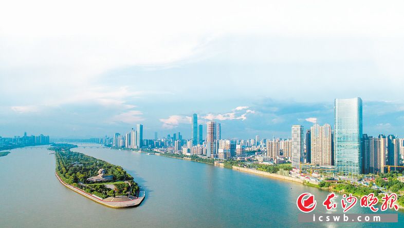 今年来,天心区空气质量持续提升,蓝天白云常在。 邹麟 摄