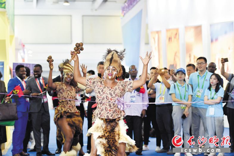 　　极具非洲特色的舞蹈表演激情四射。