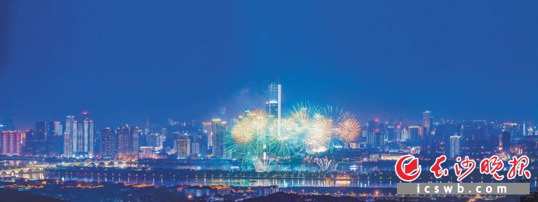 湘江两岸，灯光璀璨，一派繁华。6月26日晚，一场盛大的焰火晚会在橘子洲上演，向来自远方的朋友点亮了“山水洲城”的特色名片。