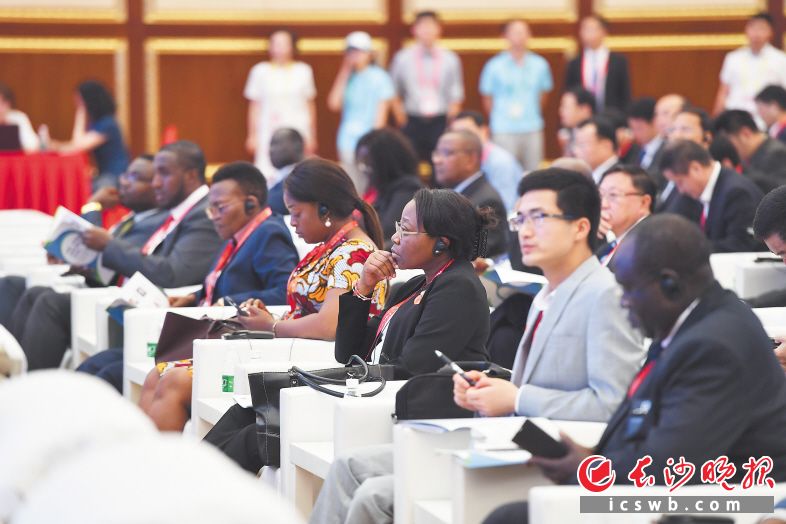 6月27日下午举行的中国-非洲基础设施与融资合作对话会上，与会嘉宾在仔细聆听会议内容。