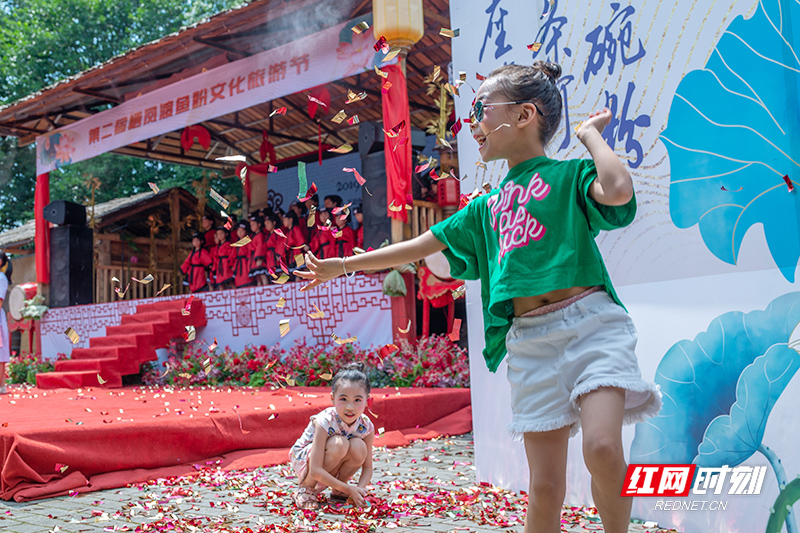 在三天旅游节中还将举行“鱼粉产业文化研讨会”“生态美食、乡村特产展销会”“鱼粉文化主题书画展览”“栖凤渡鱼粉产业招商”等主题活动。