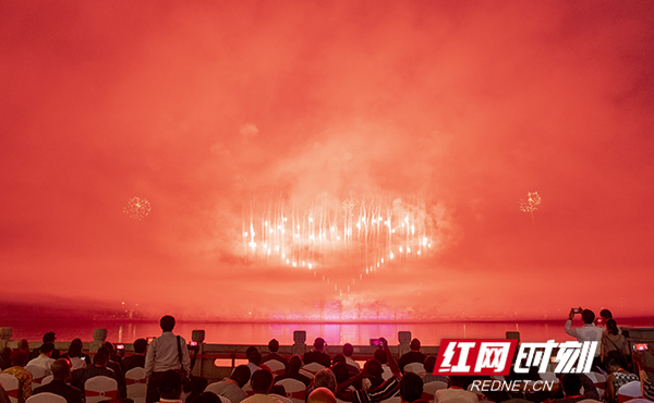 红网时刻6月29日讯（记者 张必闻）第一届中国-非洲经贸博览会上，来自非洲53个国家的嘉宾们齐聚长沙，共谋中非经贸发展大计。请跟随红网时刻记者镜头，感受嘉宾们会外的精彩花絮。
烟火晚会上心形烟花冉冉升起，观众席上一片惊叹。