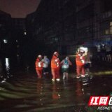 益阳暴雨导致多处内涝 消防最美逆行获市民点赞