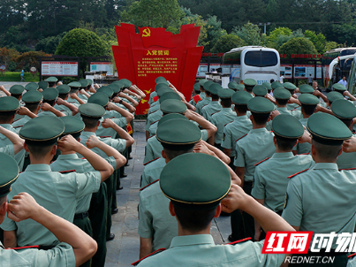 武警郴州支队：八分钟“微党课”上到沙洲村