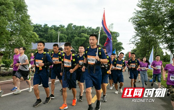 赛道上，这群特殊的参选手吸引了许多观众的目光……在10公里赛道上，30名指战员身着新式