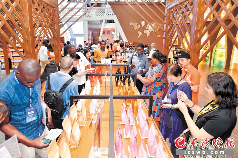 　　←6月29日，作为首届中非经贸博览会的长期线下展示展销平台的湖南（高桥）非洲商品展销馆正式开馆，市民可在家门口感受地道“非洲味”。 长沙晚报全媒体记者 王志伟 摄