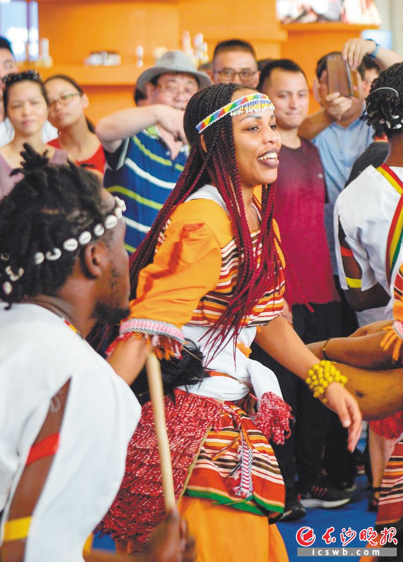 　　乌干达姑娘热情地跳着舞蹈，脸上露出了开心的笑容。长沙晚报全媒体记者 邹麟 摄