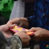 地震救援人员开始撤离，这些瞬间看哭了…