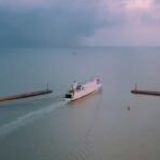 发现最美铁路|视频：火车海上漂