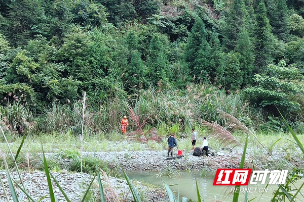 邵阳两市民钓鱼时被河水围困  消防紧急救援