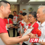 50岁以上党龄的老党员 “七一”欢聚一堂为党庆生