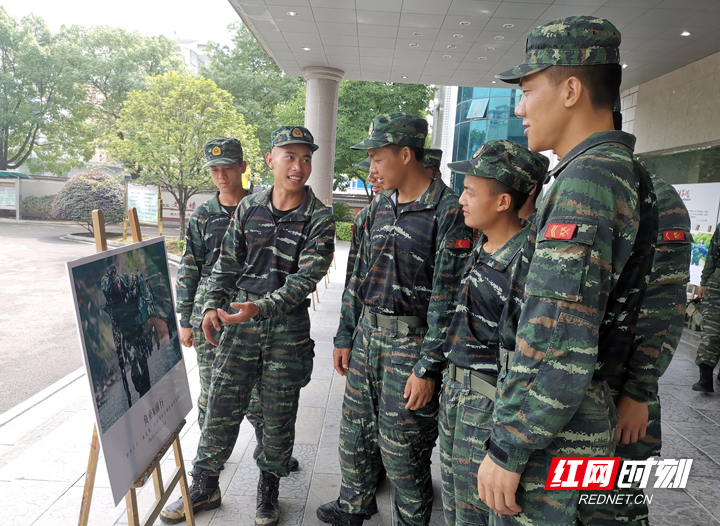 武警张家界支队举办“庆祝建党98周年”绘画摄影展