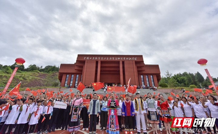 湖南张家界千人唱响《金融为民情系祖国》，祝福党和祖国