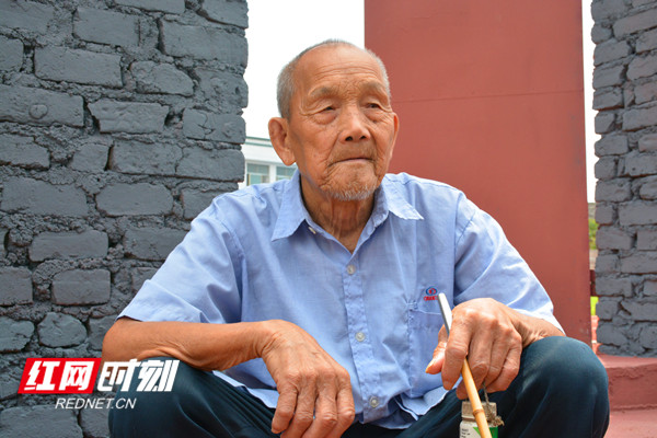 今年86岁的许瑛向记者诉说陈树湘断肠明志的故事_副本.jpg