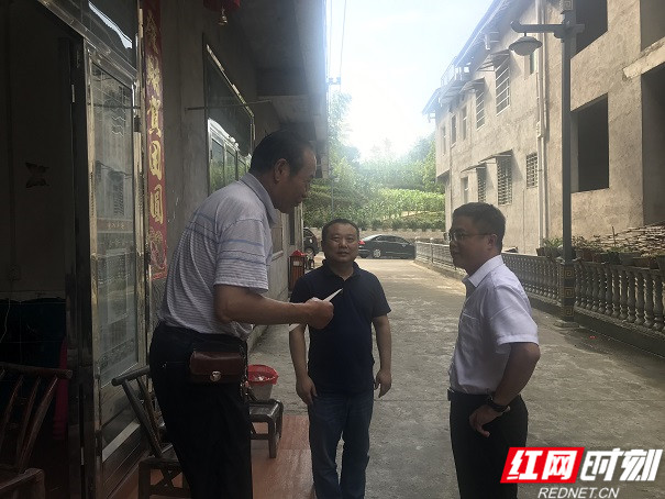 武陵源：秦永辉走访慰问索溪峪街道困难党员、老党员