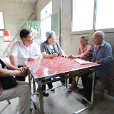 石艳萍赴回龙圩走访慰问困难党员