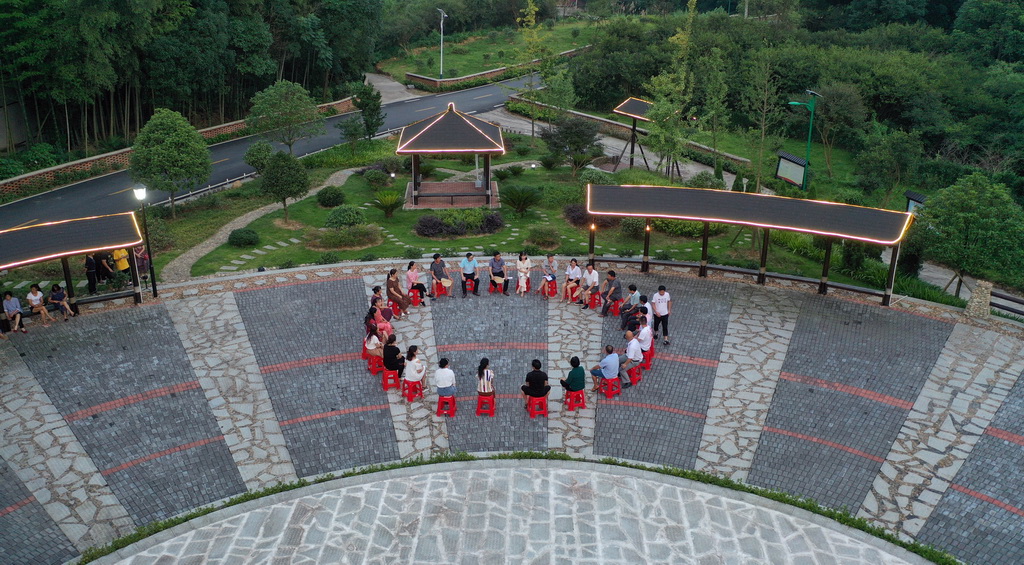 上栗县福田镇边塘村正在召开群众贴心会。陈刚 摄