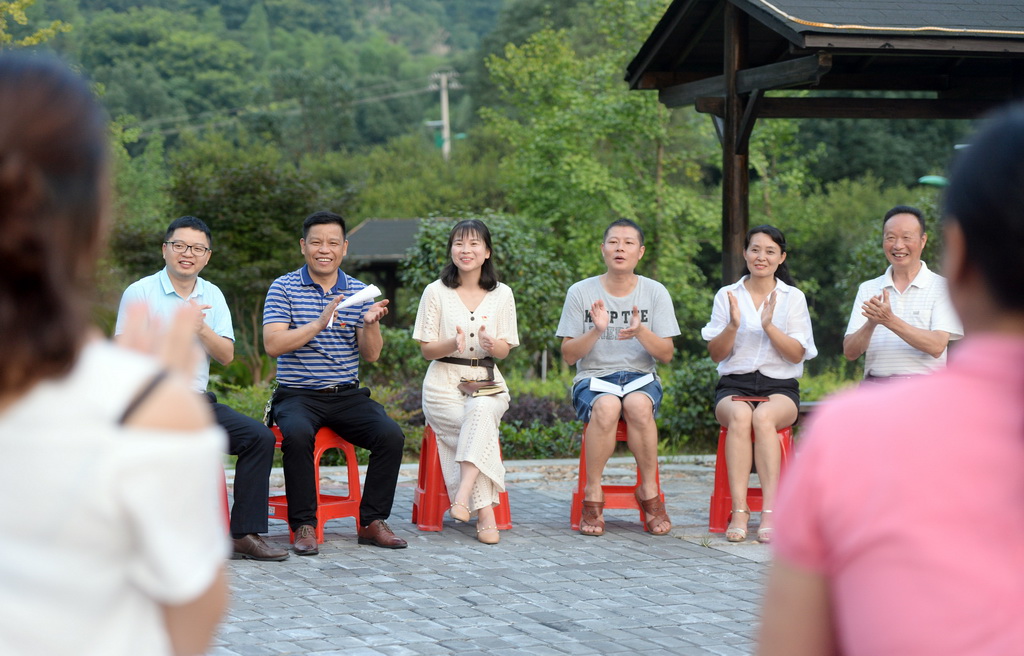 上栗镇斑竹村正在召开群众贴心会。