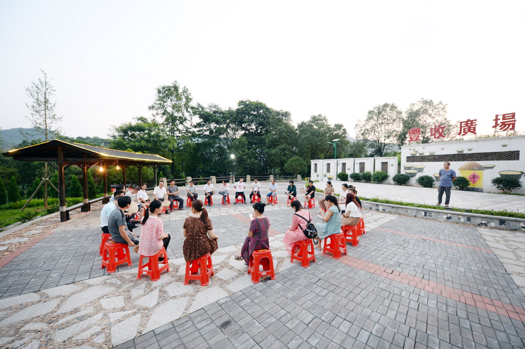 上栗镇斑竹村正在召开群众贴心会。