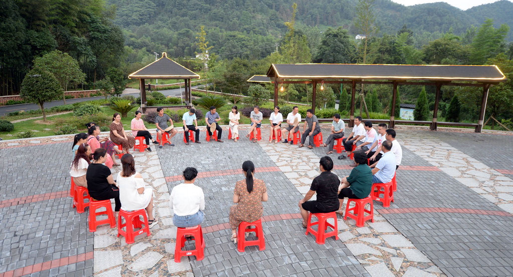 上栗镇斑竹村正在召开群众贴心会。