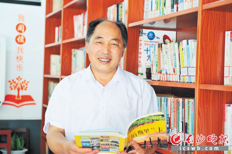 　　王庚仕将自家房屋改造成农家书屋，对周边村民和学生开放。　　长沙晚报全媒体记者 小刘军 摄