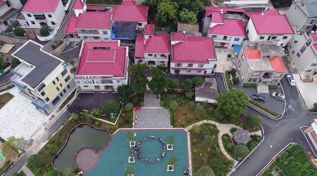 上栗县福田镇边塘村正在召开群众贴心会。陈刚 摄