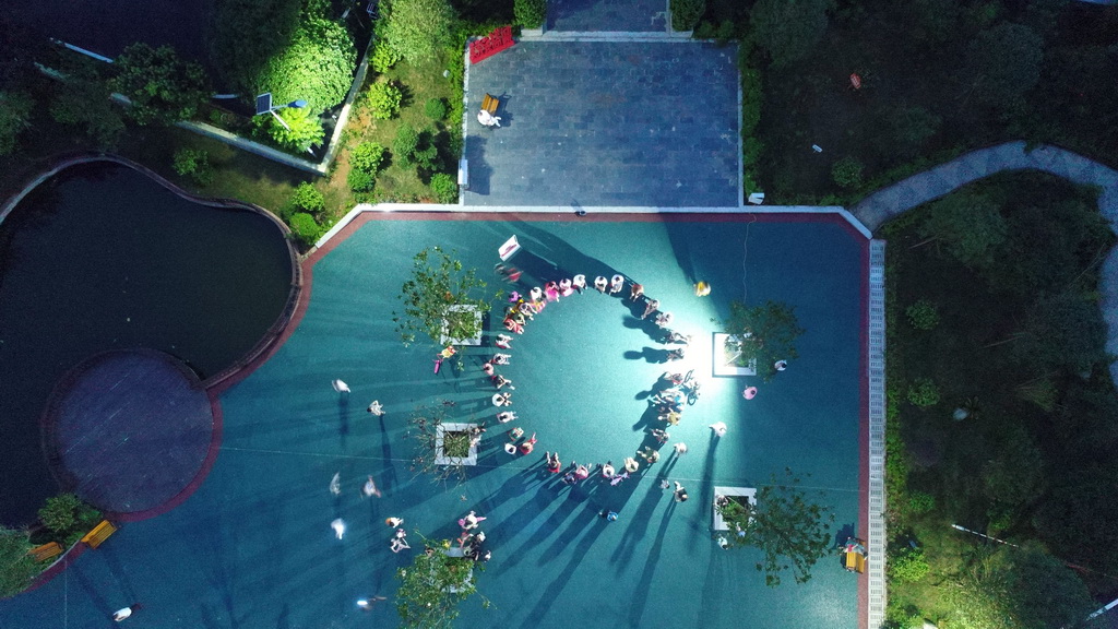 上栗县福田镇边塘村正在召开群众贴心会。陈刚 摄