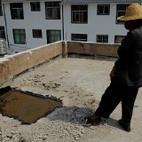 屋顶漏雨近10年 住户无奈弃房