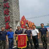 暴雨夜恩情暖人心  赠送锦旗表谢意