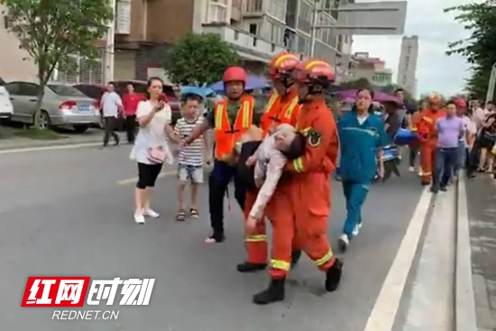 【警视窗】慈利警察快速出警  争分夺秒救回落水女子