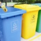 垃圾分类进家庭 倡导绿色低碳的生活理念