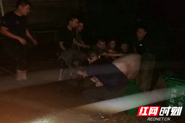 救援现场.jpg 救援现场.jpg