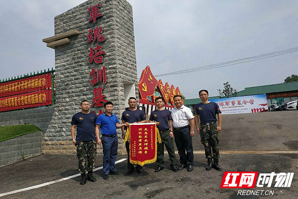 赠送锦旗现场.jpg 赠送锦旗现场.jpg