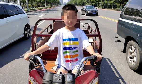 图一   13岁小孩骑三轮车.jpg