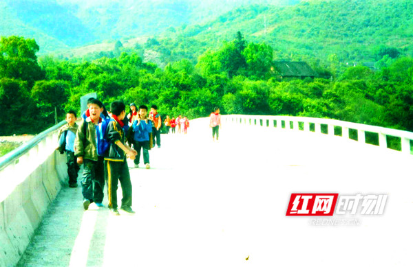 中洲村中洲大桥修建好以后学生上学2_副本.jpg