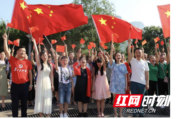 泸溪：万名职工同唱《我和我的祖国》