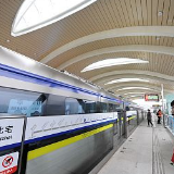 青岛地铁1号线胜利桥站施工围挡处发生塌陷 1人失联