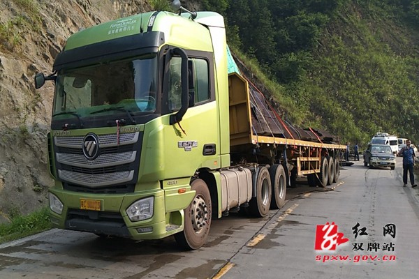 及时指挥交通秩序  由执法为民转为服务群众