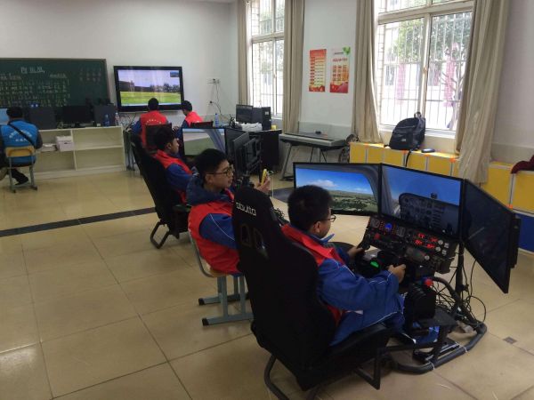 学生在科技楼体验模拟飞行。
