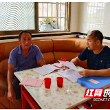 新田高山中学：教育扶贫政策上墙 孩子享受情况告知书入户