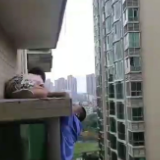 冷水滩：幼儿意外掉落窗外 保安悬空“手护”救援