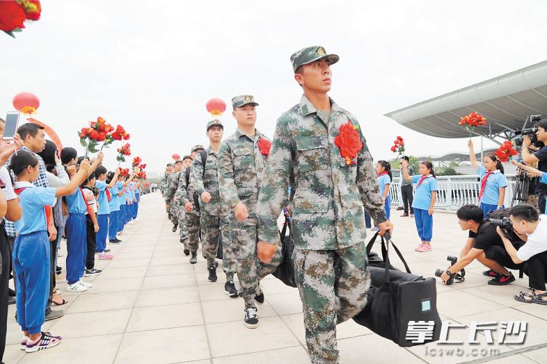 　　军爱民，民拥军。每年都有一批长沙青年告别家乡和亲人，走上参军报国的大舞台。 资料图片